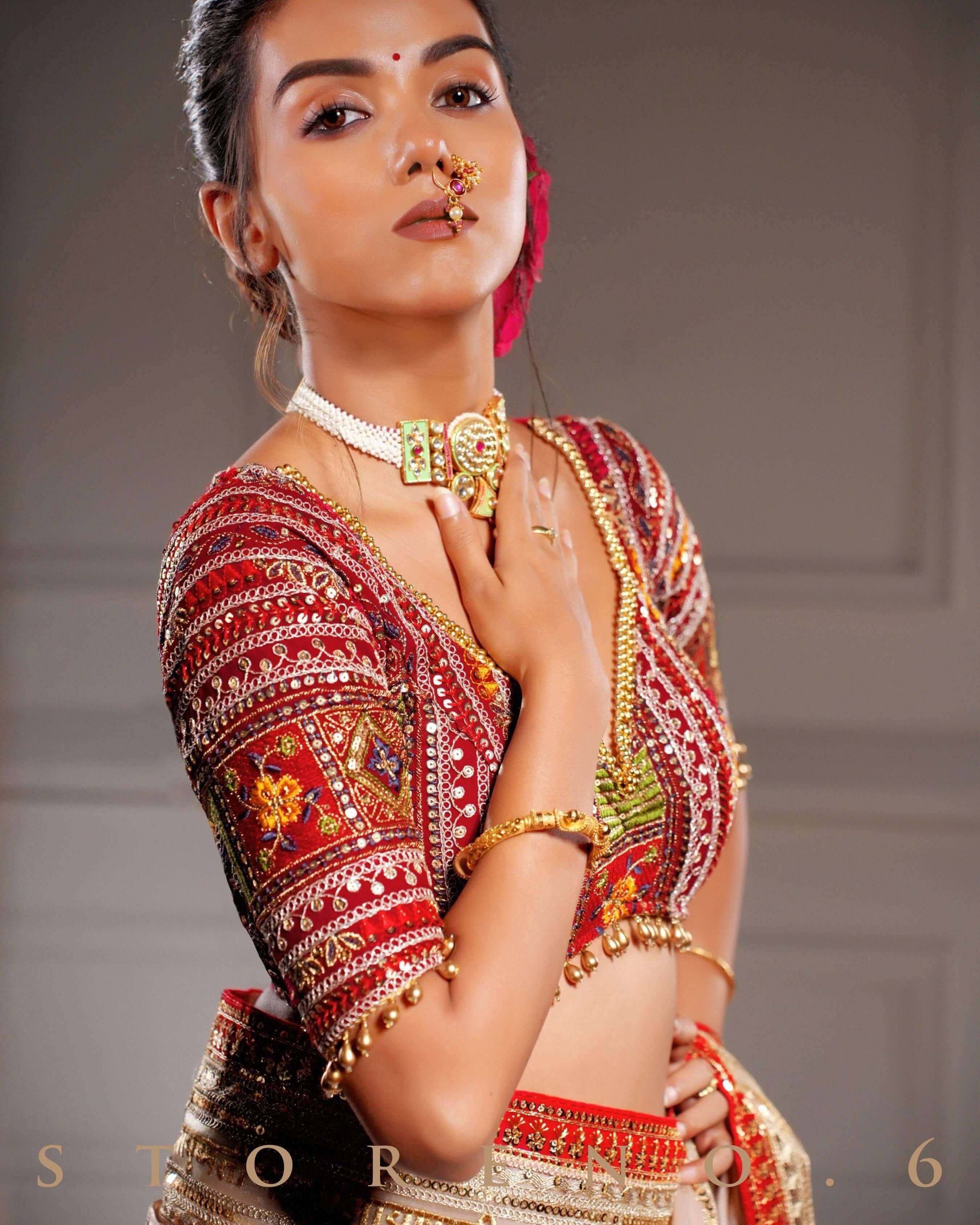 ROYAL SUBTLE QUEEN SAREE WITH LUSH OF BERRY BLOUSE — view 4